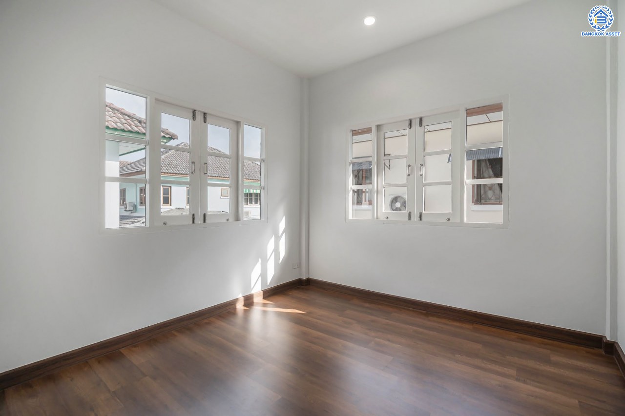 บ้านมือสองตกแต่งใหม่ โครงการ ประดับดาว2 ท่าอิฐ ตกแต่งครบครัน พร้อมอยู่ เนื้อที่ 57 ตร.ว. ฟังก์ชัน 3 ห้องนอน 2 ห้องน้ำ พร้อมห้องอเนกประสงค์ชั้นล่าง 1 ห้อง พื้นที่ใช้สอยกว้างขวาง บนทำเลที่ดีที่สุด เชื่อมต่อได้หลายเส้นทาง ใกล้รถไฟฟ้าสายสีม่วง "สถานีบางรักน้อยท่าอิฐ"